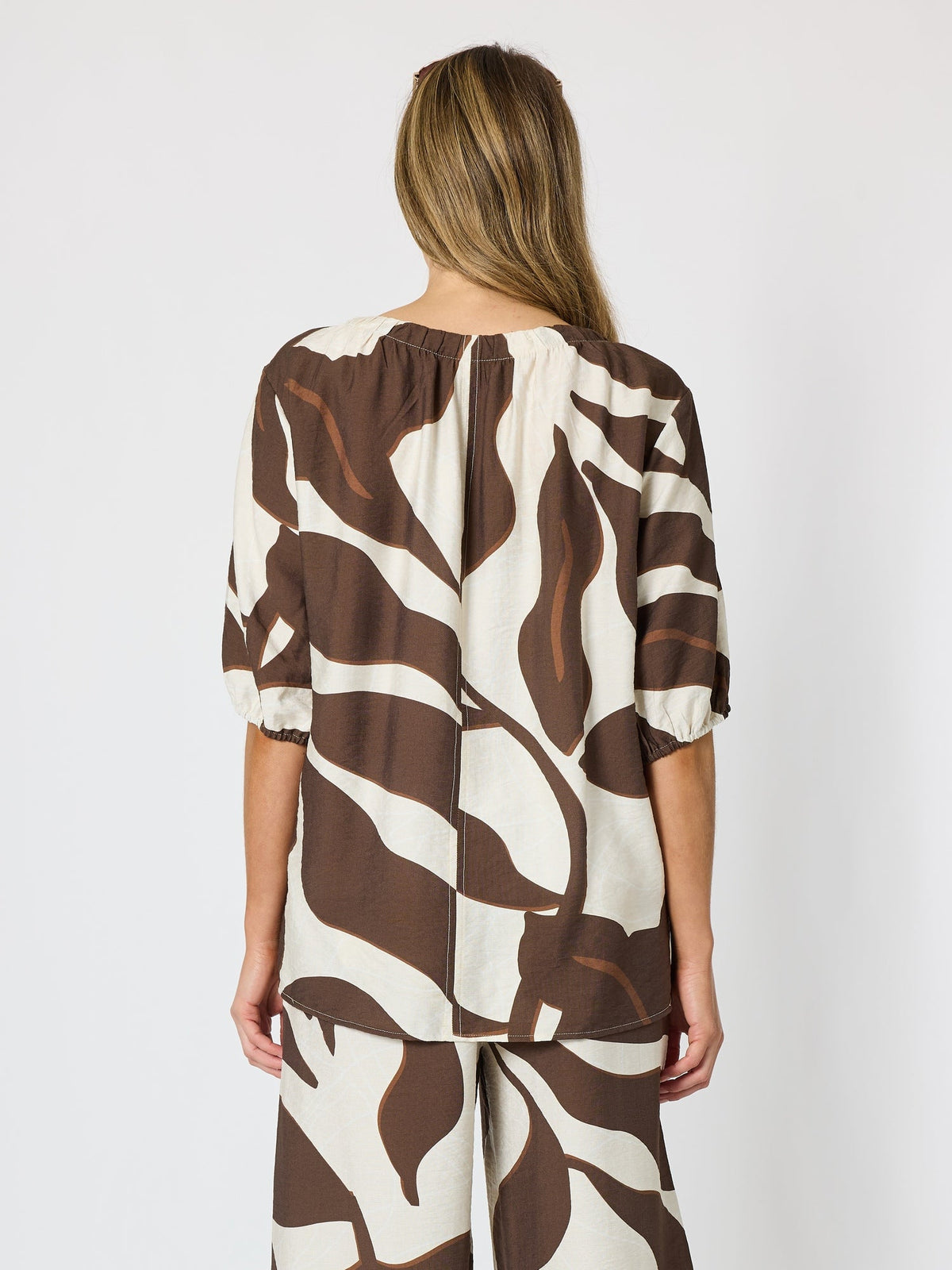 Clarity Bay Leaf Print V Neck Top - Mocha Multi in Mocha Multi