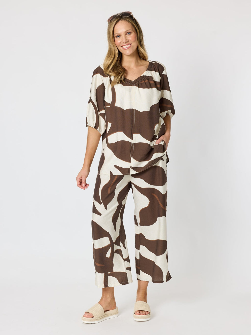 Clarity Bay Leaf Print V Neck Top - Mocha Multi in Mocha Multi